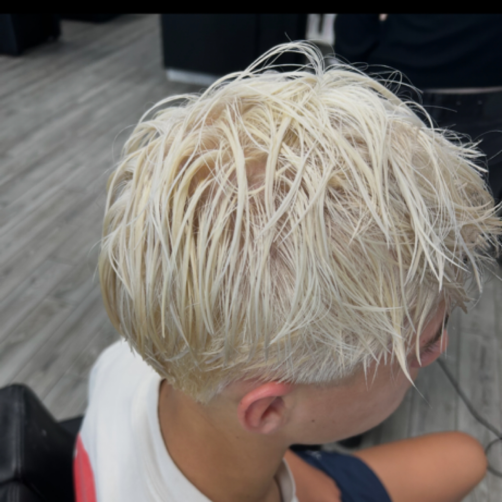 mens lightening hair services- at thesalonbar in Tomball, TX