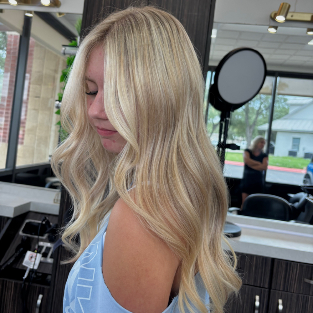 BLONDING - FULL at TREND LAB Salon & Education in San Antonio, TX