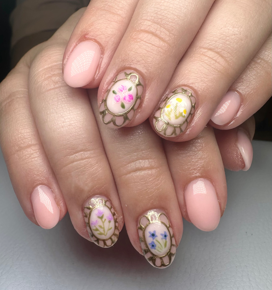 Luminary | 4 Nails With Art