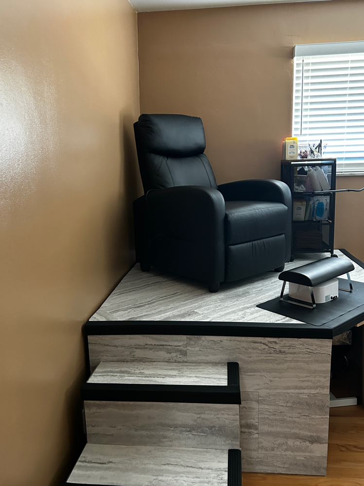 LUXE DRY PEDI at La Beauty Box in Inkster, MI