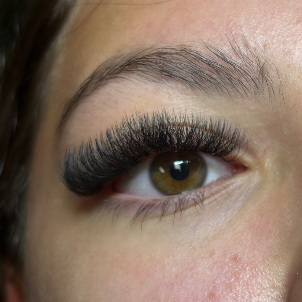 CLOVER LIGHT HYBRID SET at EyeConic Lash in Dayton, OH