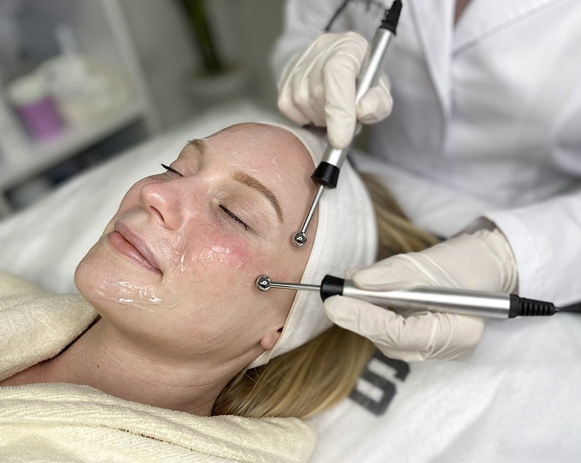 Lift Microcurrent Facial