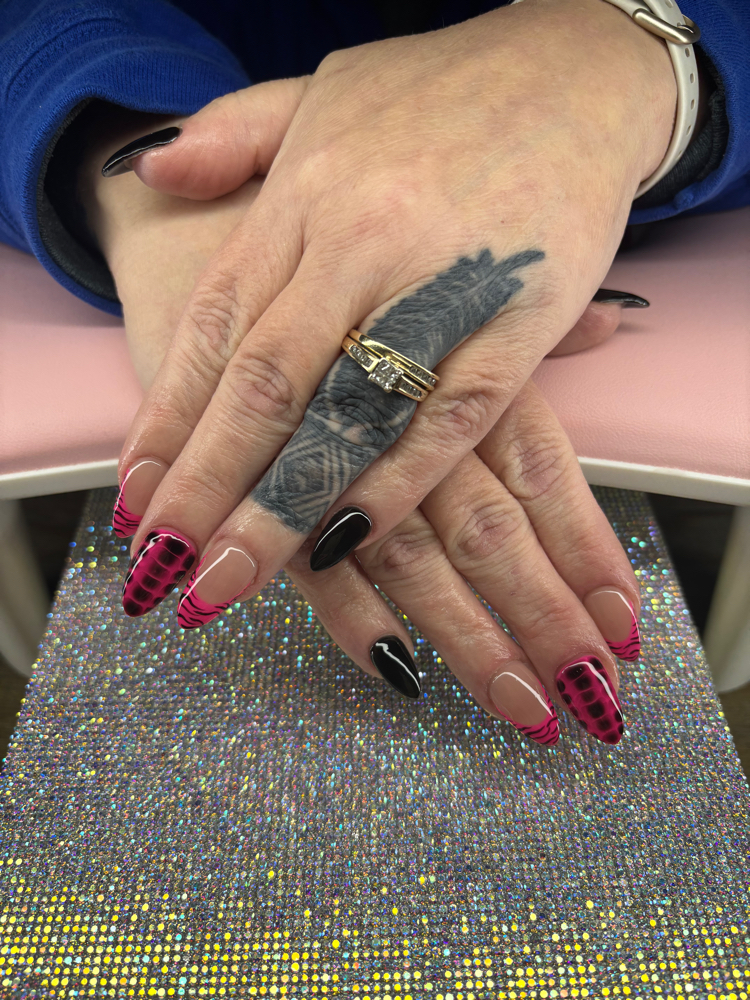 Acrylic Fill In W Nail Art (4/6)