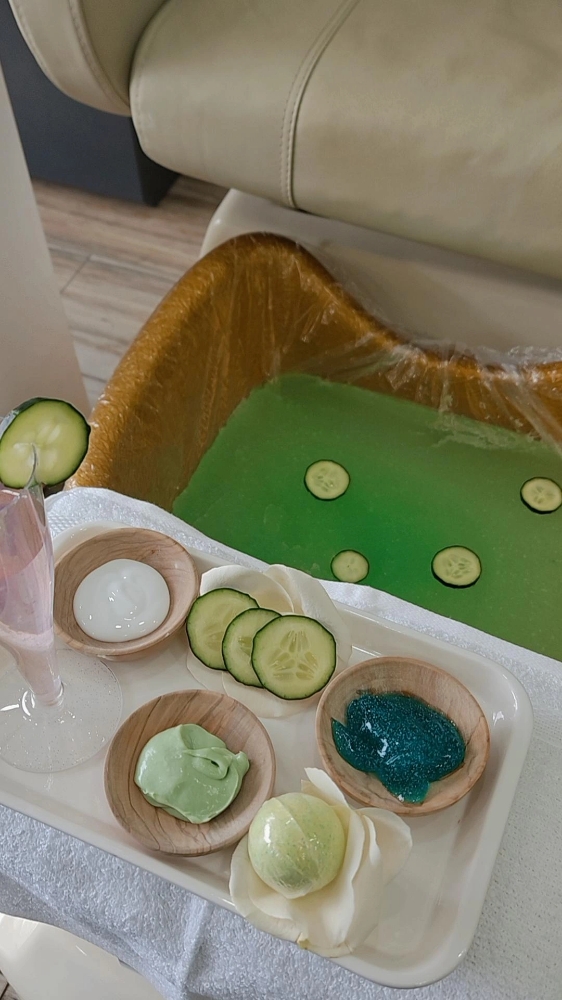 Cucumber Chuckles Soak Spa Pedi