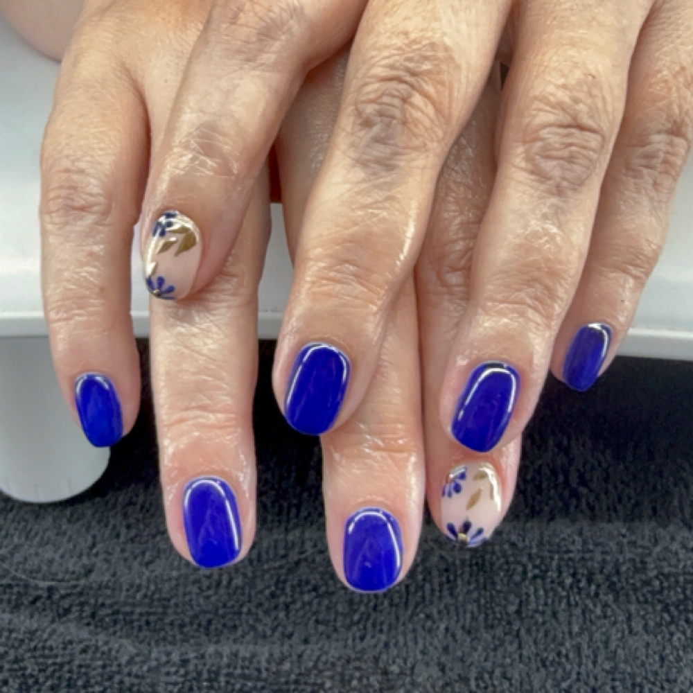 Signature Dry Manicure at EZ Nails in Crystal Lake, IL