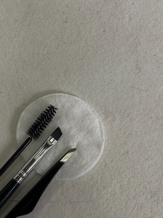 Brow shaping & tint