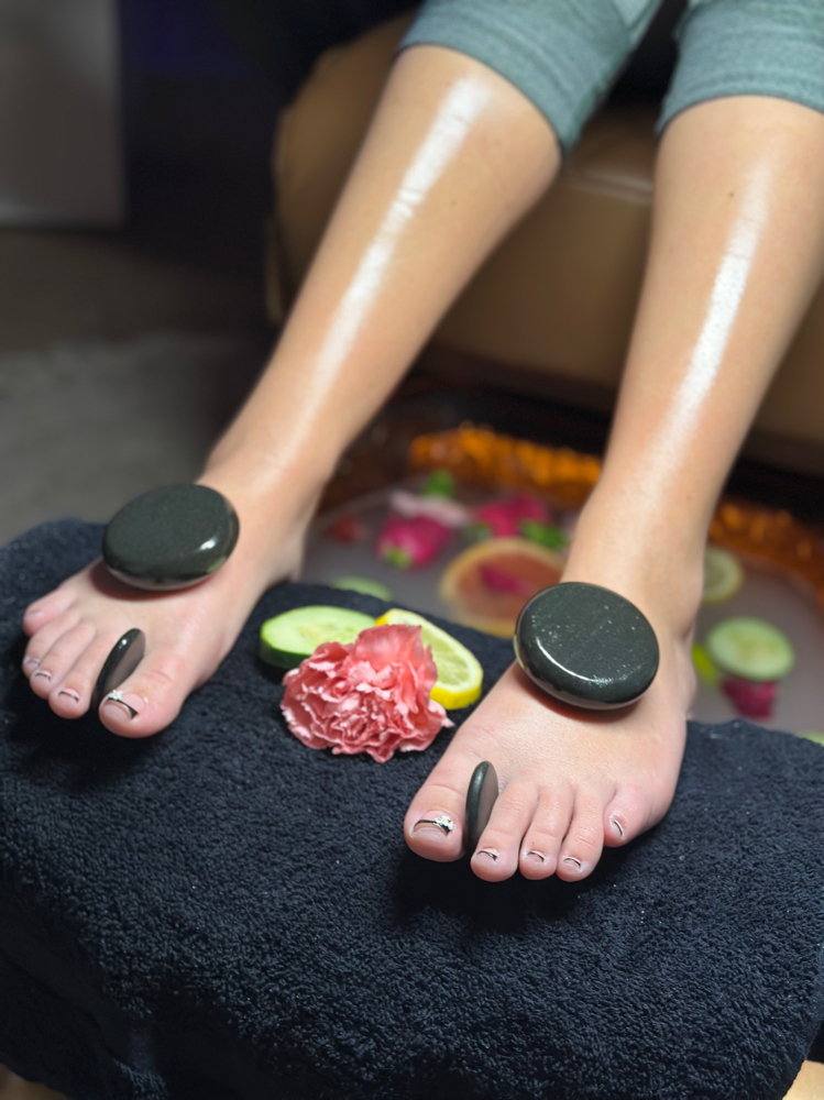 Hot Stones & Oil Massage