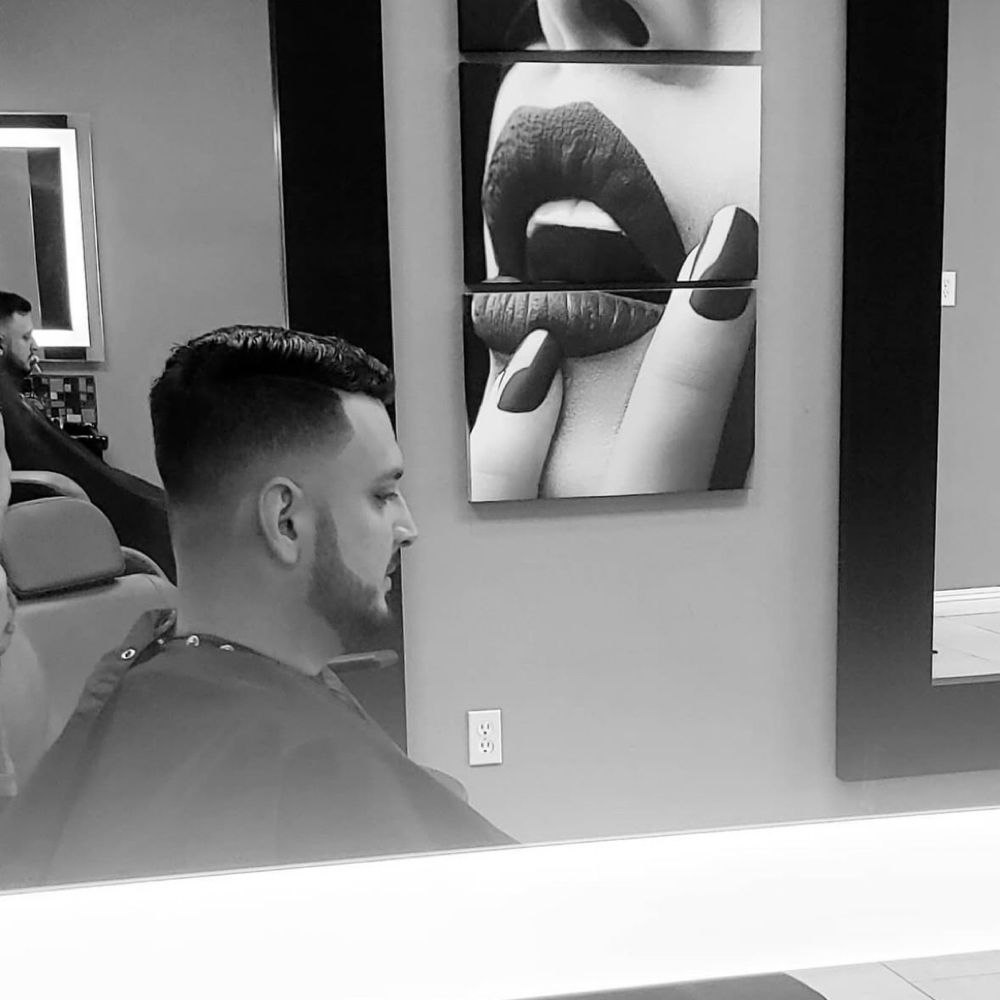 Hair Cur Men at Luna Barber & Beauty Studio in Los Ángeles, CA