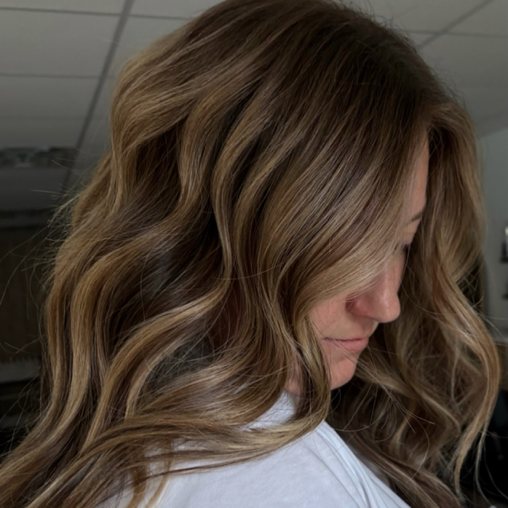Partial Lowlight at Dakota Beach Gölden Salon & Co. in Plymouth, MI