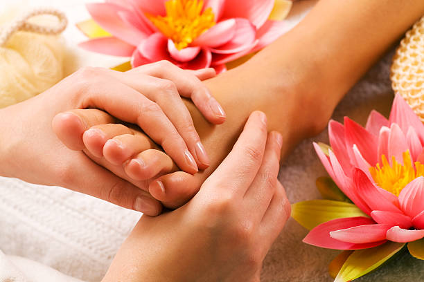 REFLEXOLOGY MASSAGE + FOOT SCRUB