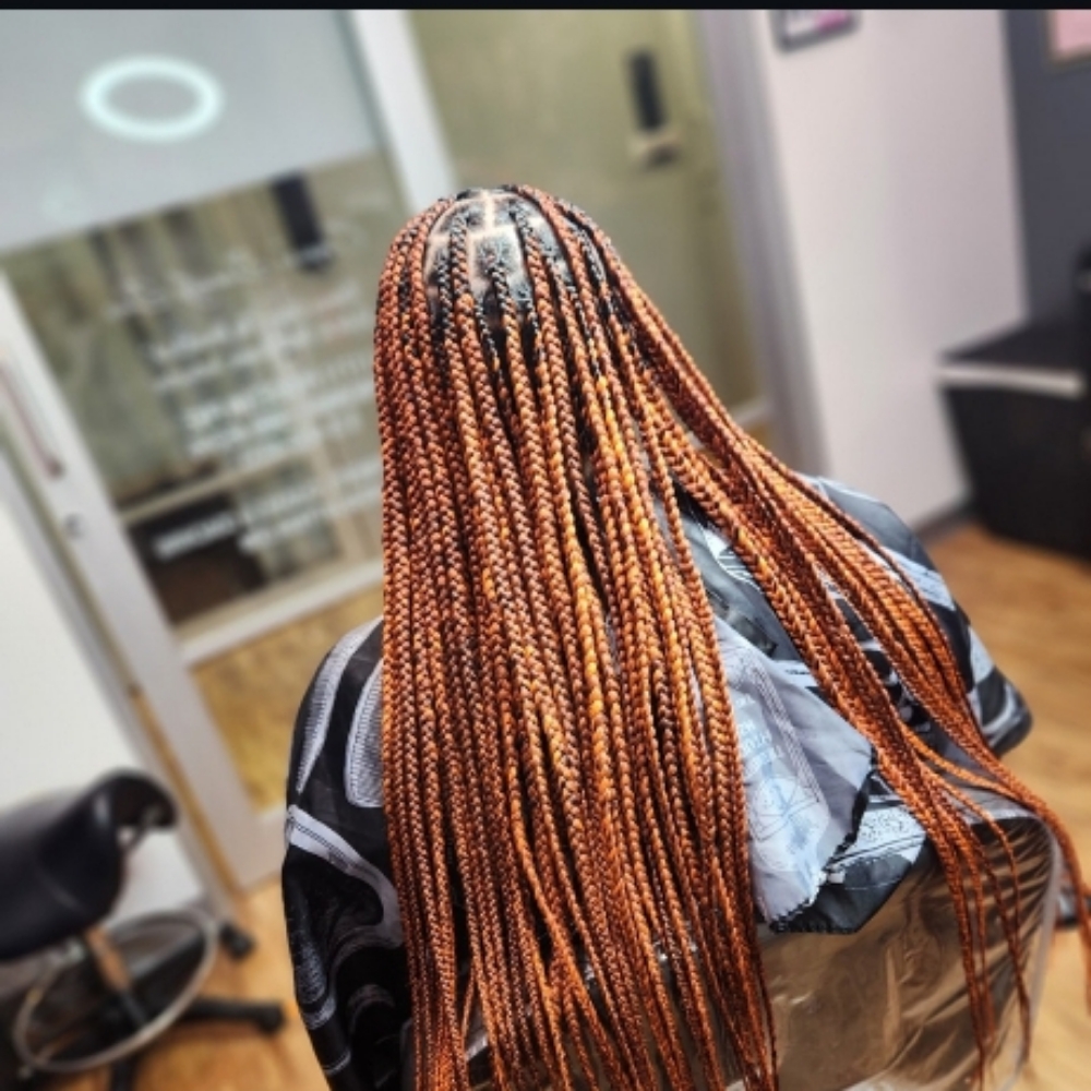 Medium Mystery Knotless Experience at Empire Beauty Bar in Cincinnati, OH