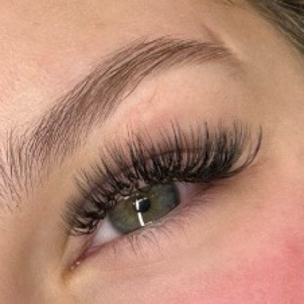 Hybrid Fullset Sale at Le’von Lash House of Beauty in Lakeland, FL