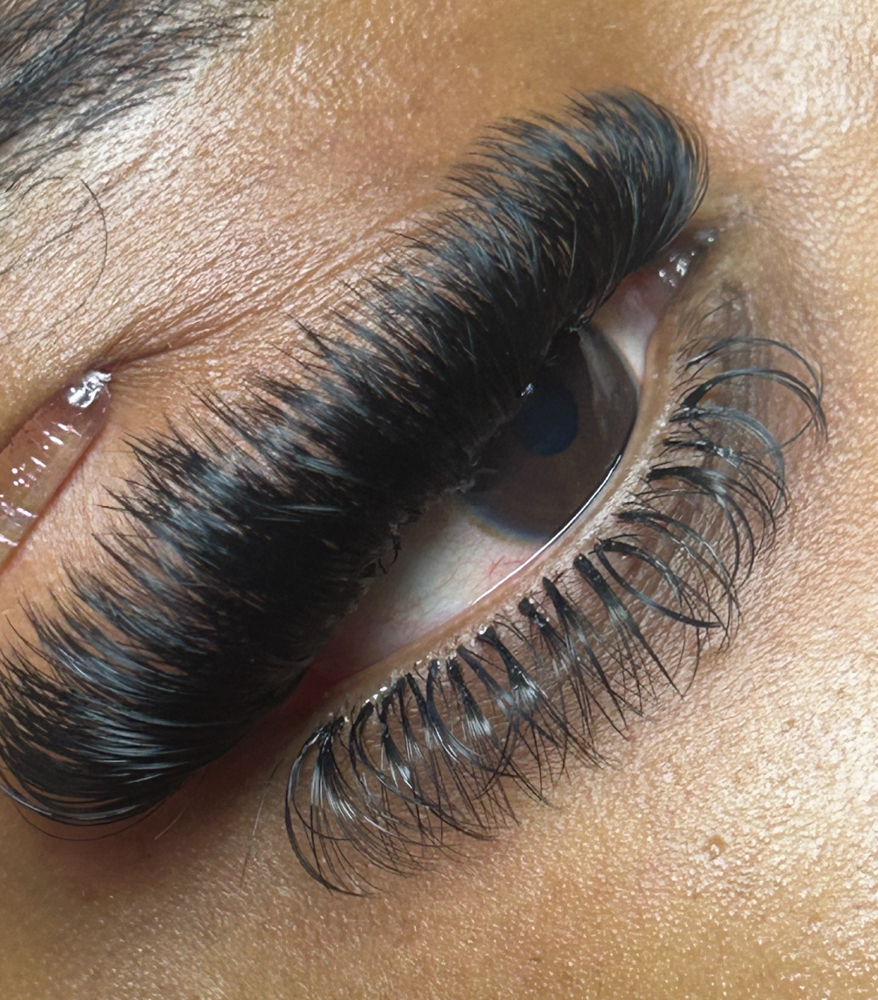 Dramatic bottom Lashes