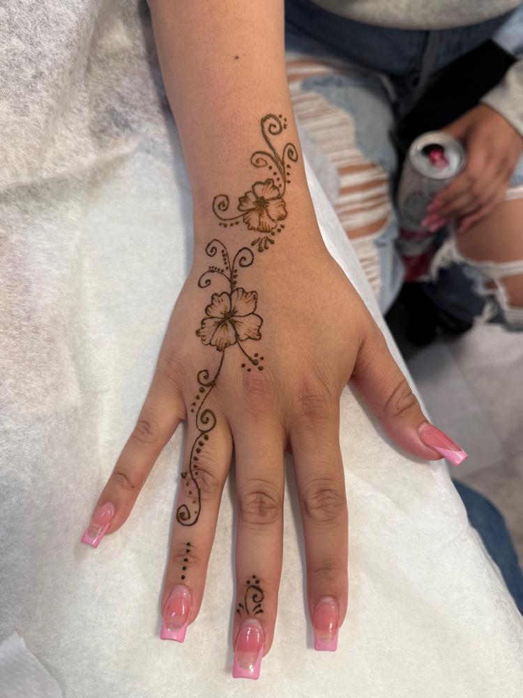 Henna at Chic Claws in Chicago, IL