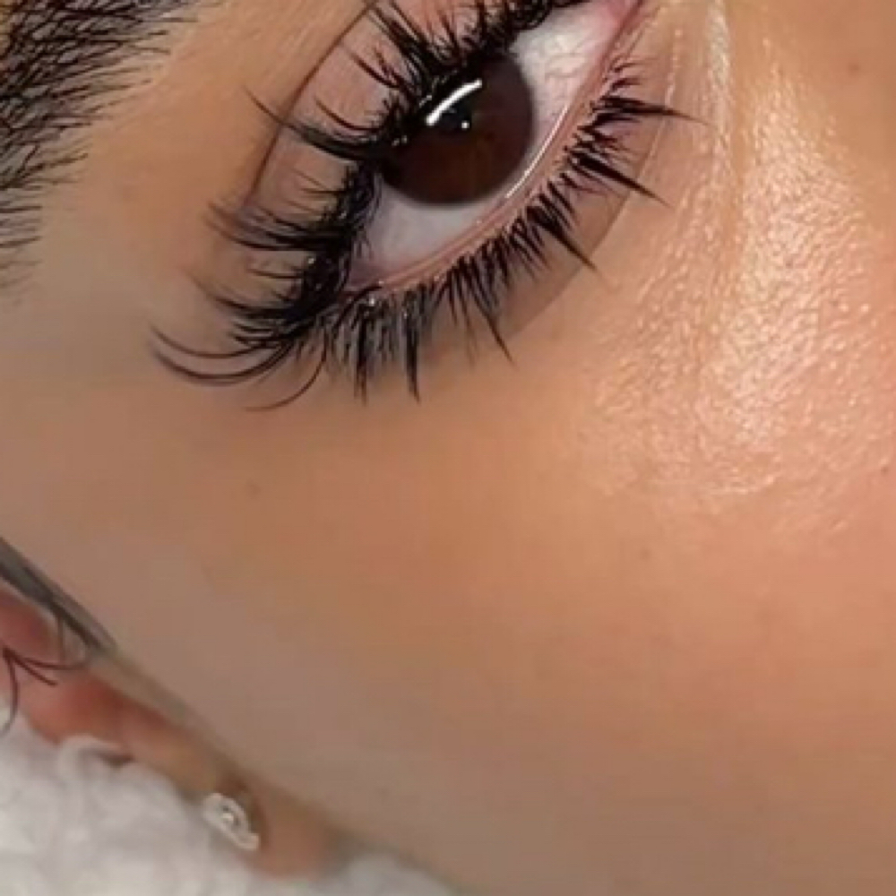 Bottom Lashes at Idealbeautee_official in Tampa, FL