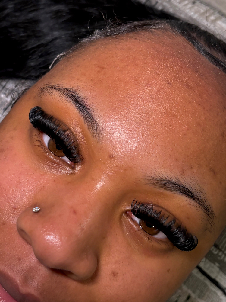 DRAMATIC LASH CLUSTERS
