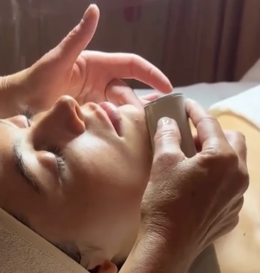 Sonic Dermaplaning Facial