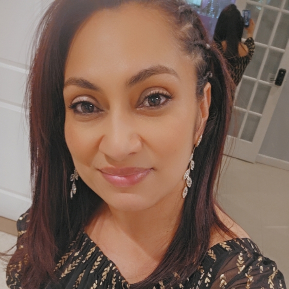 Iris Castaneda at HONEY SHINE NAILS SPA in Riverhead, NY