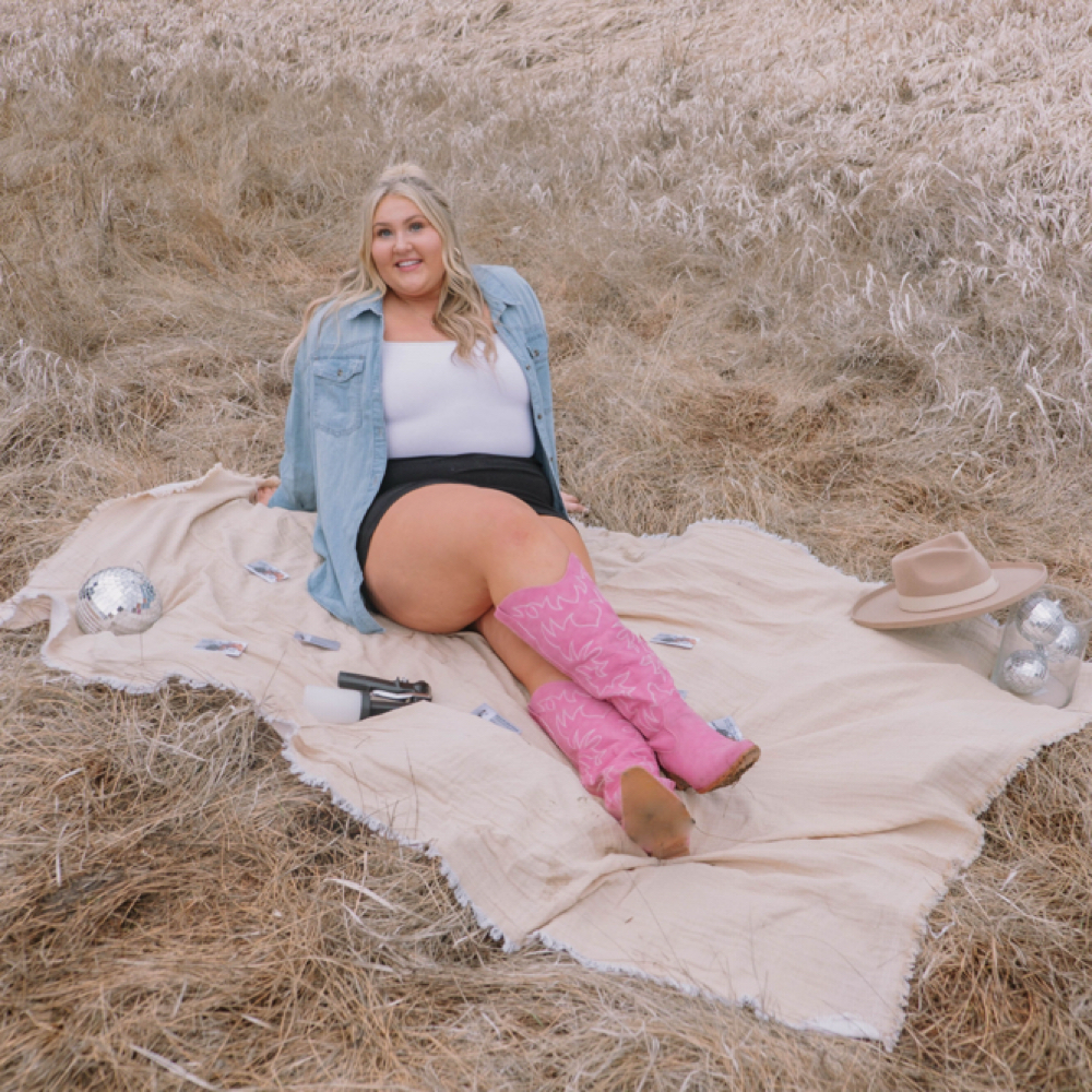 Gracie Knutson at Bronzed Hide And Beauty in Ferndale, WA