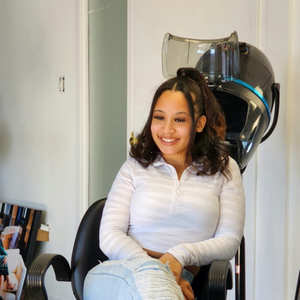 Deniyah -Hair Stylist