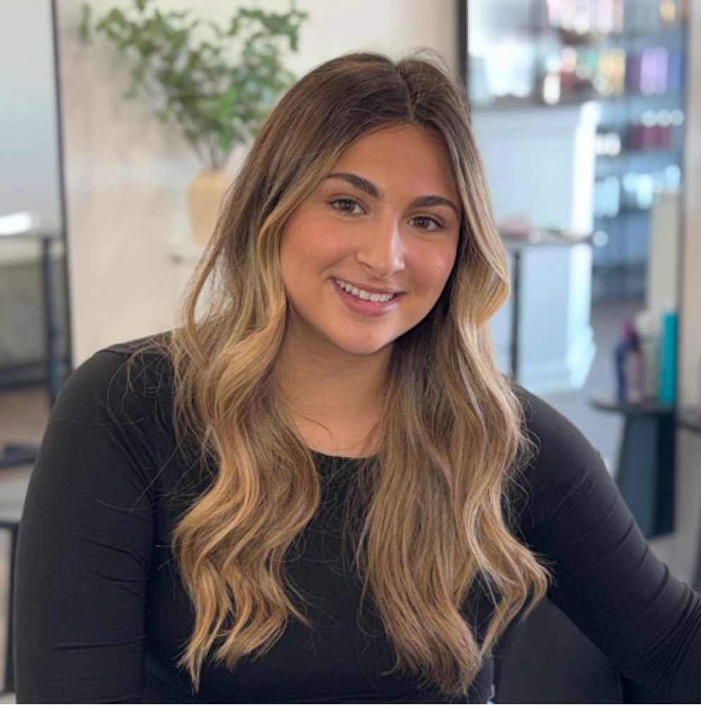 Julia Bueno ASSOCIATE STYLIST