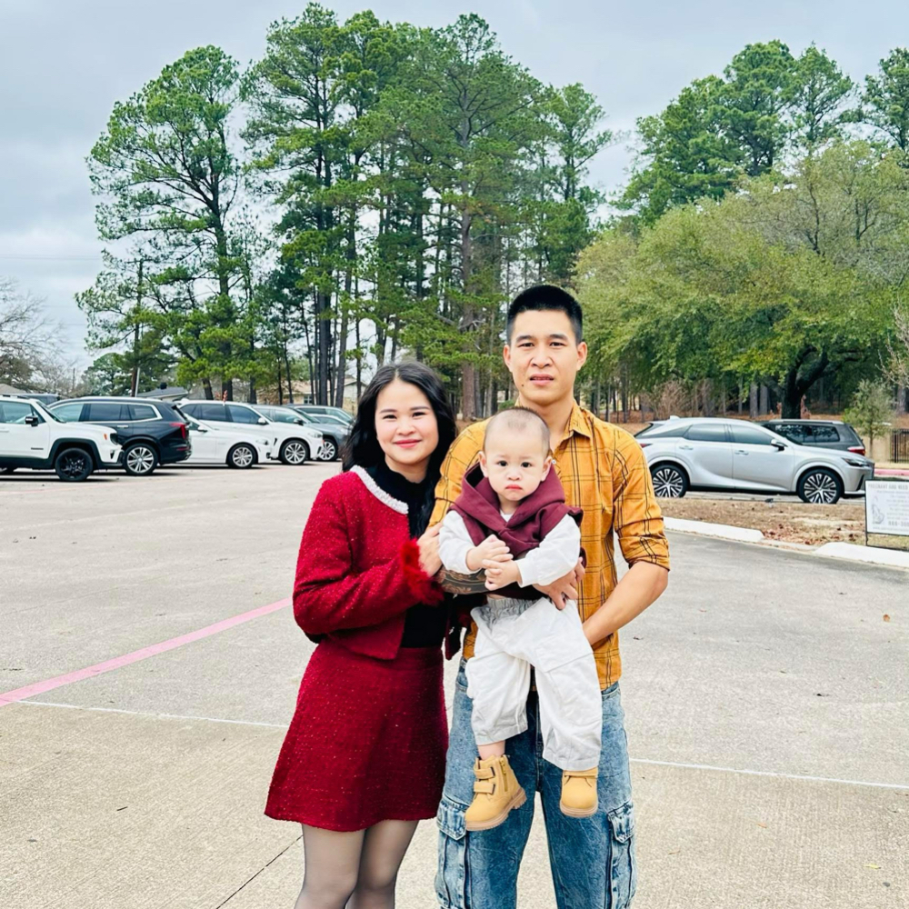 Johnny J at Oh My Nails! in Longview, TX