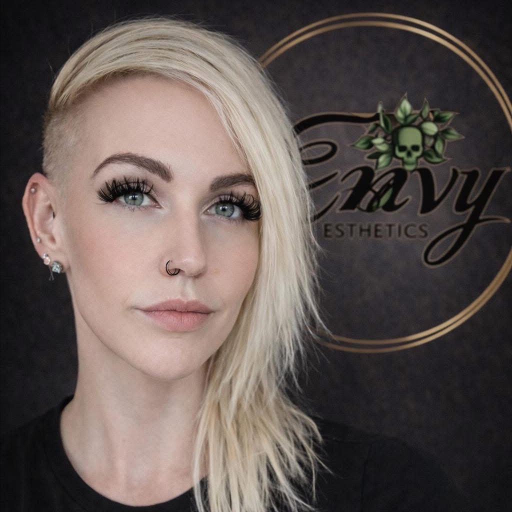 Britany Pintelon at Xo Nail Salon in Watseka, IL