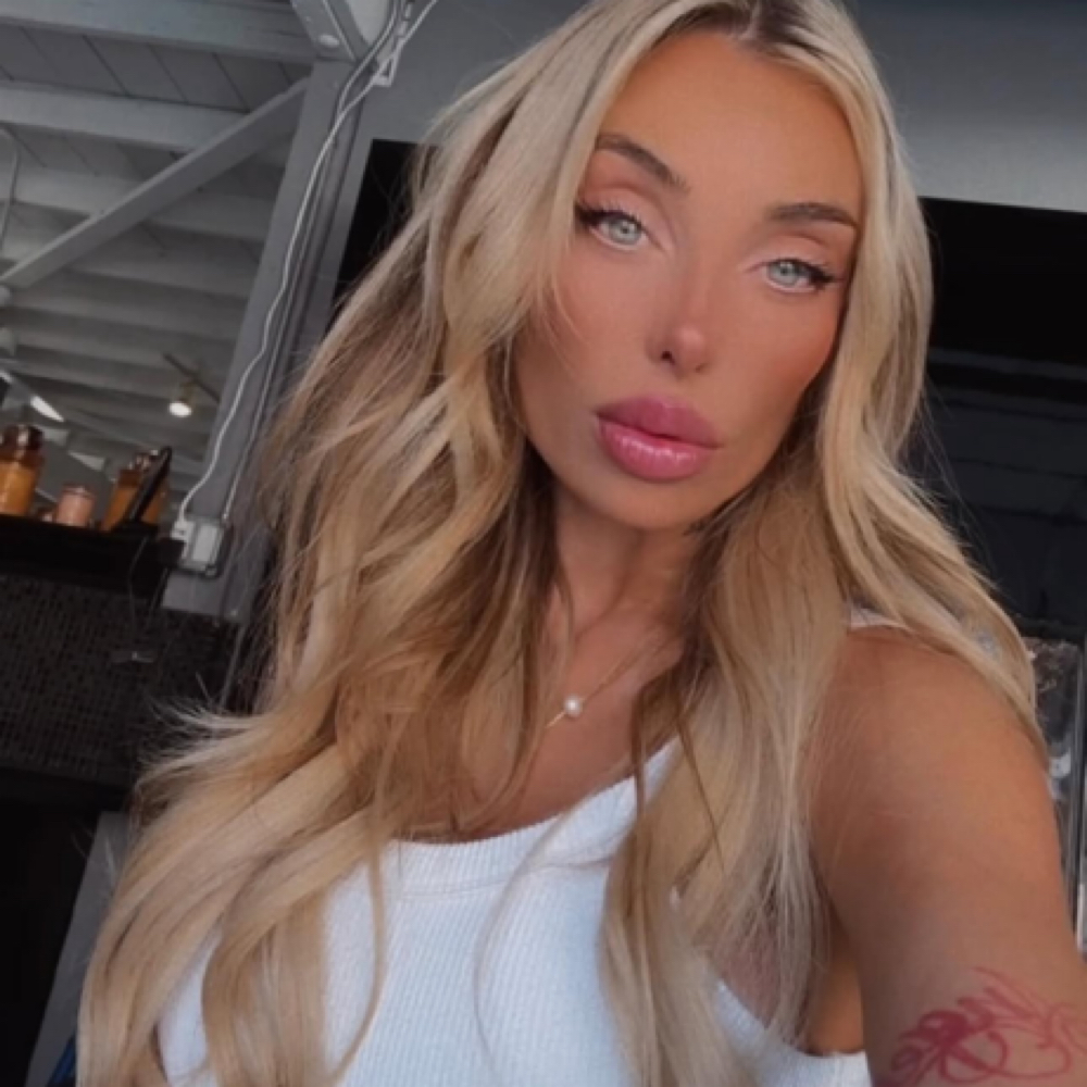 Kamryn Bisconti at Mane Kharacter Salontique in Huntington Beach, CA