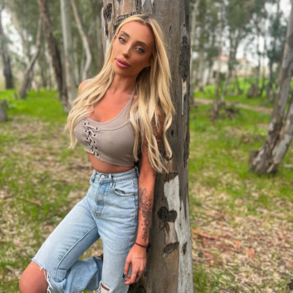 Kamryn Bisconti at Mane Kharacter Salontique in Huntington Beach, CA