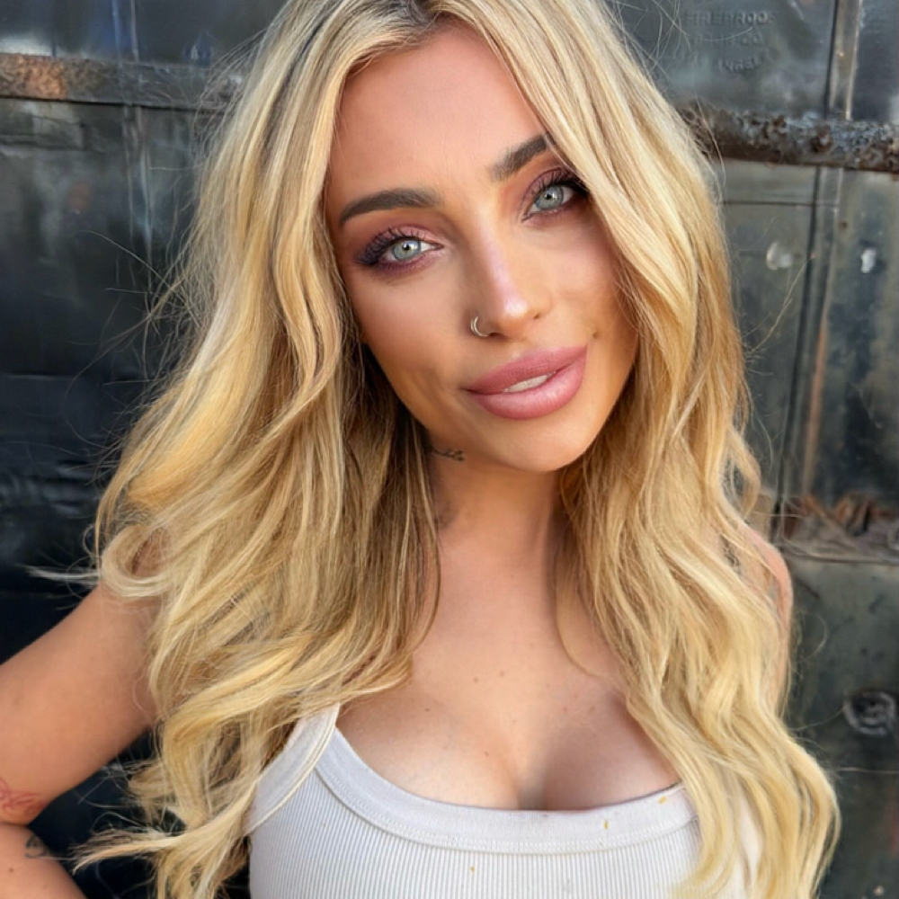 Kamryn Bisconti at Mane Kharacter Salontique in Huntington Beach, CA