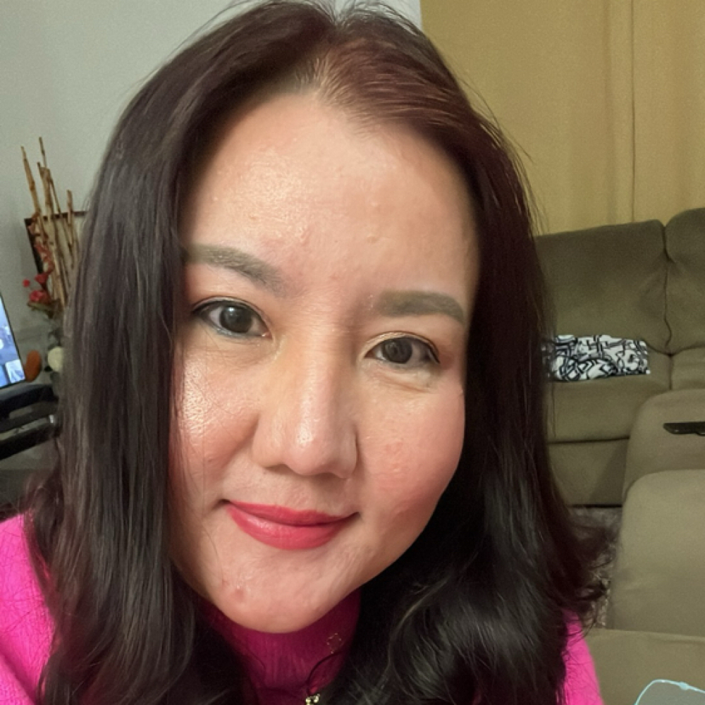 Lola Soulivong at Trendy Nails & Spa in South Elgin, IL