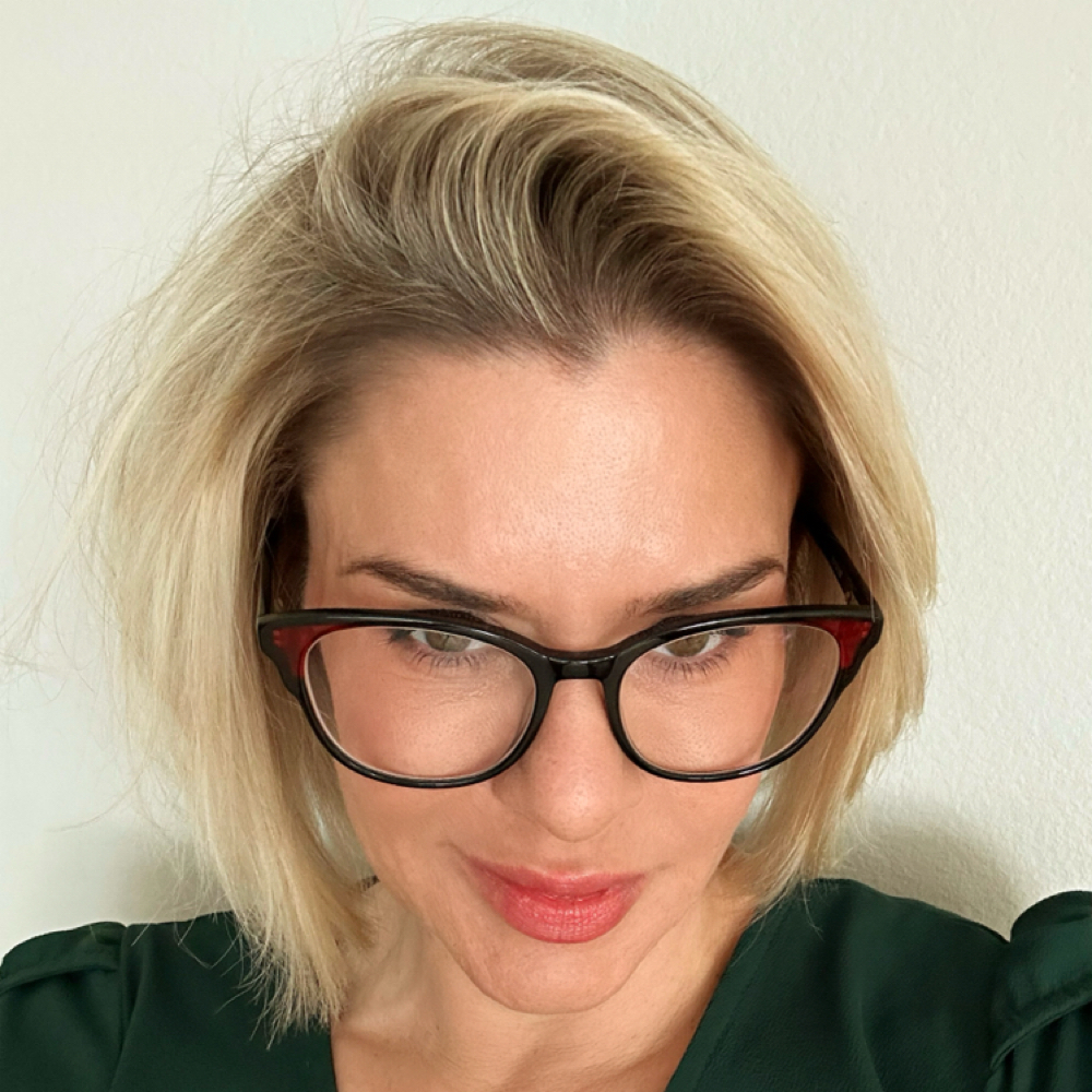 Jen Pal at Hollywood Beach Salon & Spa in Oxnard, CA