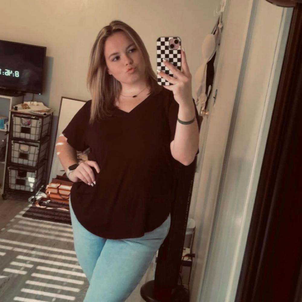 Shelby Thompson at Cuttin Loose Hair Lounge in Orange City, FL