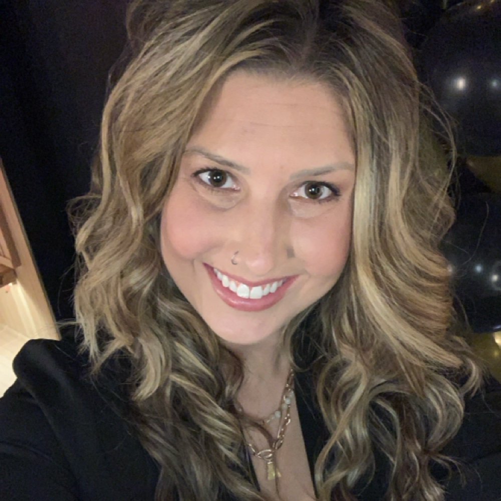 Leah Dapoz at Glo Lab Luxury Spray Tanning in Dover, OH