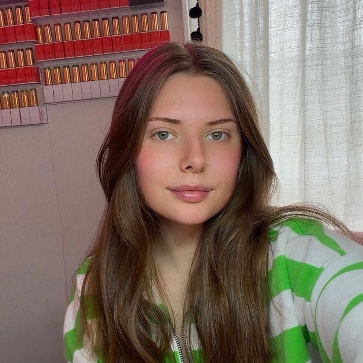 Grace Hinsley at Vivid Nails and Spa in Bentonville, AR