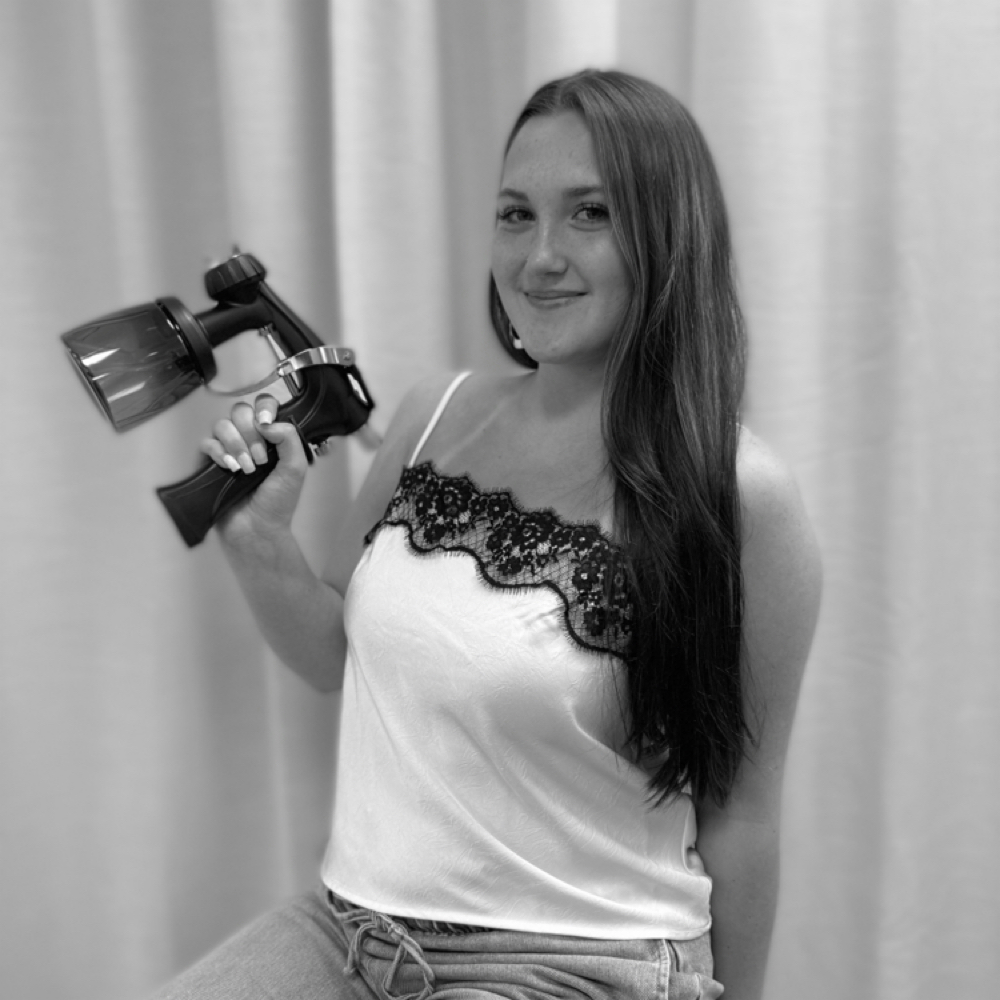 Laina Buckmaster at Sunshine Lash Salon & Spa in Pasadena, MD