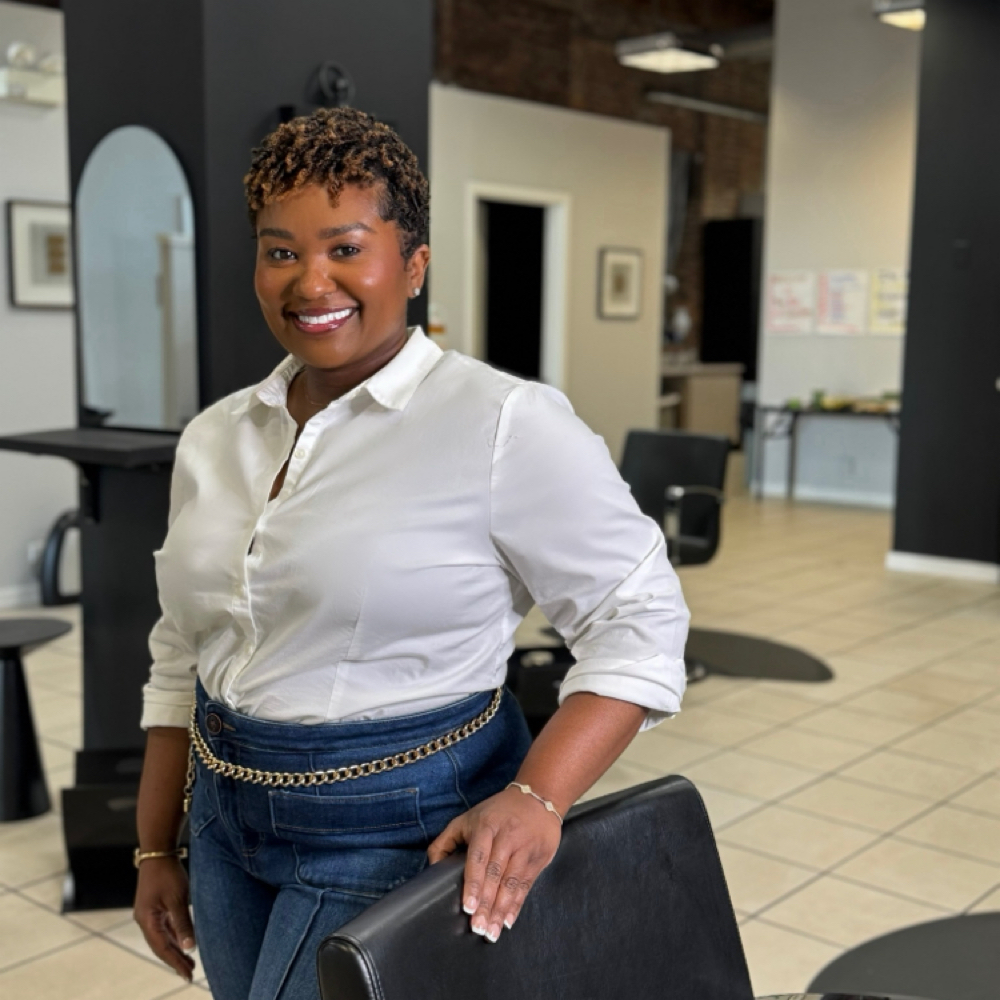 Shari Steele at AAL TEXTURES SALON COMPANY LLC in CHICAGO, IL
