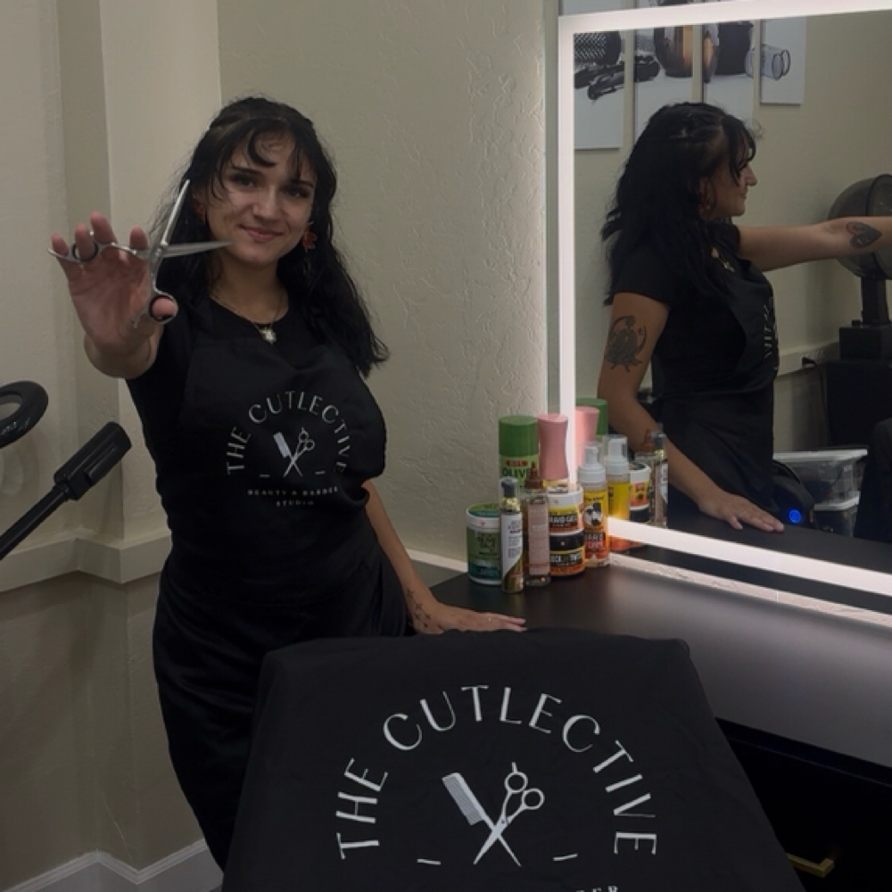 Kiana Dickerson at The Cutlective Beauty & Barber Studio in Tempe, AZ